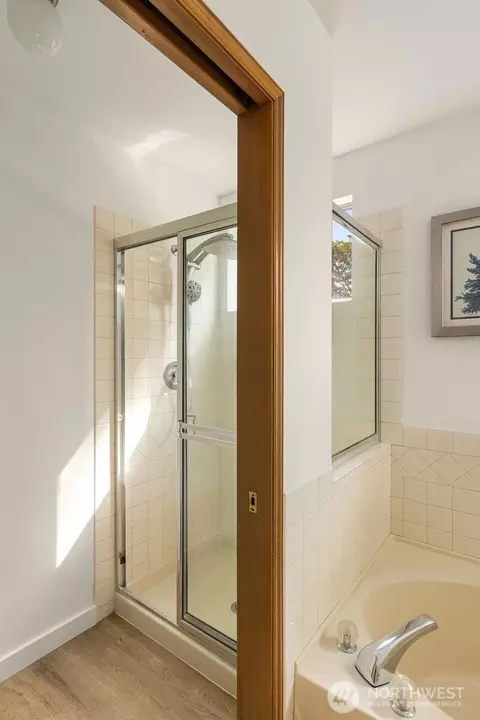 Bath - 12809 NE 201st Pl, Bothell, WA 98011 photo 2 of 4