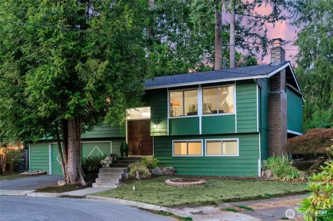 12822 NE 68th St, Kirkland, WA 98033