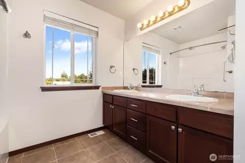 Bath - 5728 9th Dr W, Everett, WA 98203 photo 2 of 3