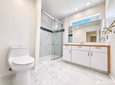 Bath - 831 41st Pl, Everett, WA 98201 photo 2 of 3