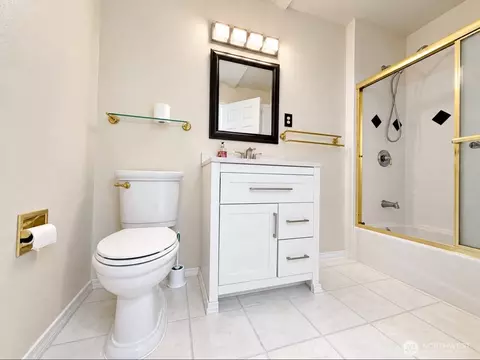 Bath - 831 41st Pl, Everett, WA 98201 photo 3 of 3