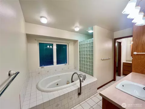 Bath - 561 Grandview Dr, Sequim, WA 98382 photo 5 of 6