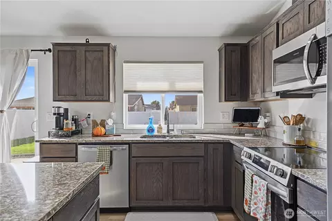 Kitchen - 812 E Casacde St, Othello, WA 99344 photo 5 of 8