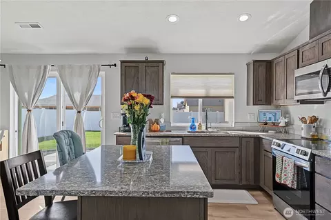 Kitchen - 812 E Casacde St, Othello, WA 99344 photo 6 of 8