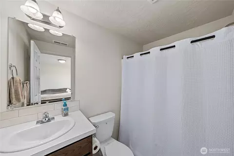 Bath - 812 E Casacde St, Othello, WA 99344 photo 2 of 2