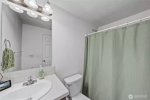 Bath - 812 E Casacde St, Othello, WA 99344 photo 1 of 2