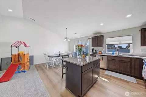 Kitchen - 812 E Casacde St, Othello, WA 99344 photo 3 of 8