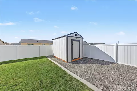 Exterior - 812 E Casacde St, Othello, WA 99344 photo 3 of 8