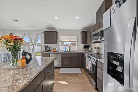 Kitchen - 812 E Casacde St, Othello, WA 99344 photo 4 of 8
