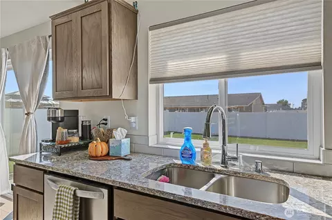 Kitchen - 812 E Casacde St, Othello, WA 99344 photo 7 of 8