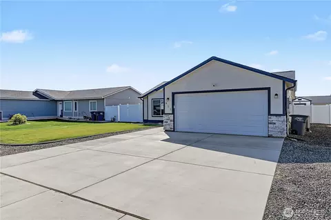 Exterior - 812 E Casacde St, Othello, WA 99344 photo 2 of 8