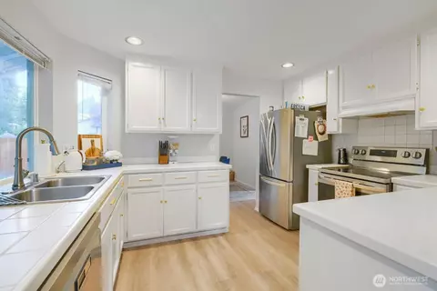 Kitchen - 2914 143rd St SE, Mill Creek, WA 98012 photo 2 of 3