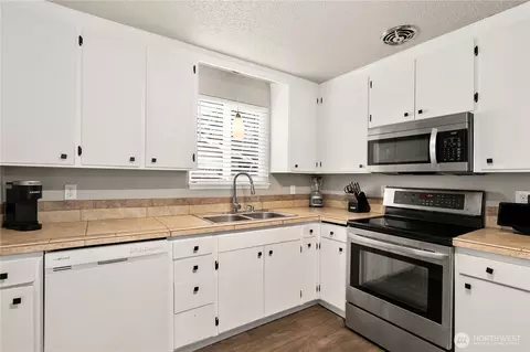 Kitchen - 16922 17th Ave E, Spanaway, WA 98387 photo 1 of 2