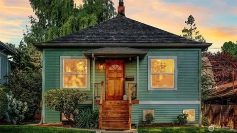 5521 Brooklyn Ave NE, Seattle, WA 98105