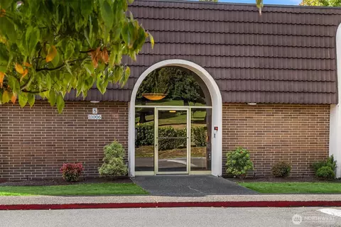 11006 NE 68th St #811, Kirkland, WA 98033