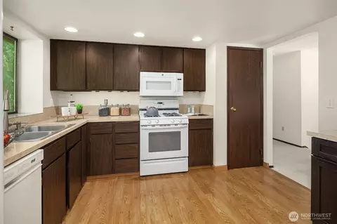 Kitchen - 19314 103rd Ave NE, Bothell, WA 98011 photo 2 of 2