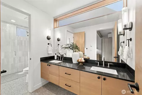 Bath - 608 18th Ave E #A, Seattle, WA 98112 photo 2 of 4