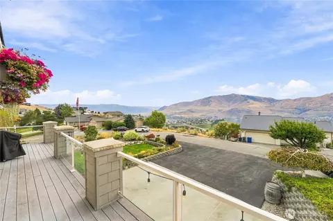 Exterior - 200 Crescent St, Chelan, WA 98816 photo 2 of 11