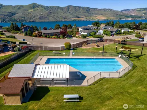Exterior - 200 Crescent St, Chelan, WA 98816 photo 9 of 11