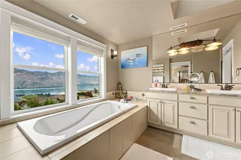 Bath - 200 Crescent St, Chelan, WA 98816 photo 2 of 5