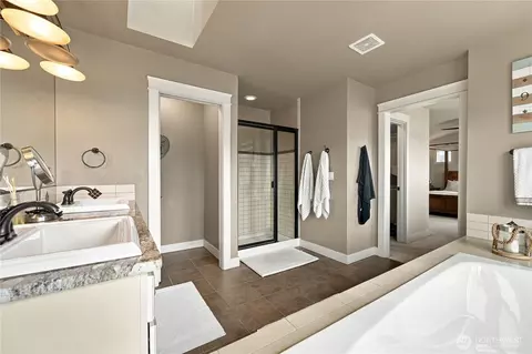 Bath - 200 Crescent St, Chelan, WA 98816 photo 3 of 5