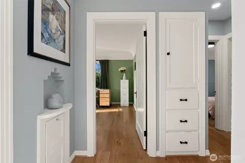 Entry Way - 3302 E Pine St, Seattle, WA 98122 photo 2 of 4