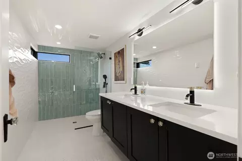 Bath - 3302 E Pine St, Seattle, WA 98122 photo 3 of 4