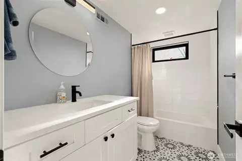 Bath - 3302 E Pine St, Seattle, WA 98122 photo 2 of 4
