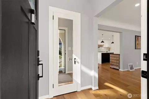 Entry Way - 3302 E Pine St, Seattle, WA 98122 photo 4 of 4