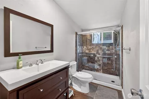 Bath - 18303 85th Avenue Ct E, Puyallup, WA 98375 photo 4 of 5