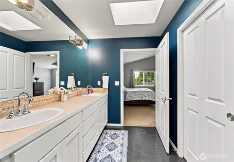Bath - 7402 Olympic Dr, Everett, WA 98203 photo 2 of 5
