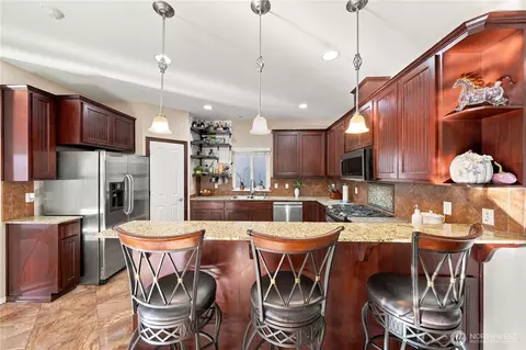 Kitchen - 7402 Olympic Dr, Everett, WA 98203 photo 4 of 5