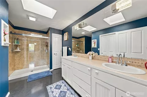 Bath - 7402 Olympic Dr, Everett, WA 98203 photo 3 of 5