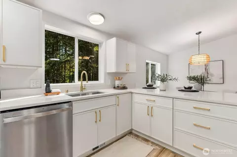 Kitchen - 104 Roppert Rd, Winlock, WA 98596 photo 4 of 5
