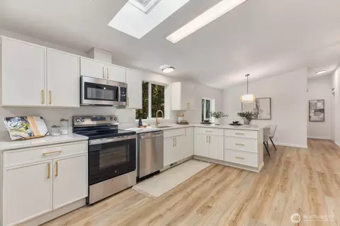 Kitchen - 104 Roppert Rd, Winlock, WA 98596 photo 3 of 5