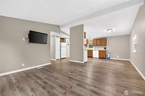 Living - 13001 E Loop View Dr, Granite Falls, WA 98252 photo 2 of 4