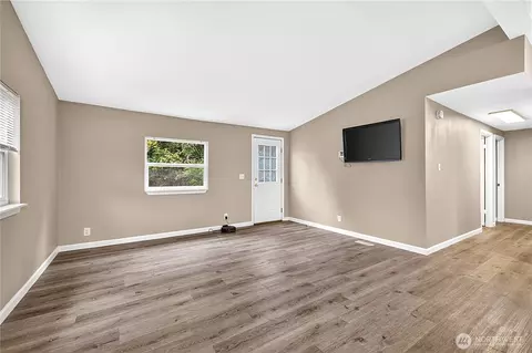 Living - 13001 E Loop View Dr, Granite Falls, WA 98252 photo 3 of 4