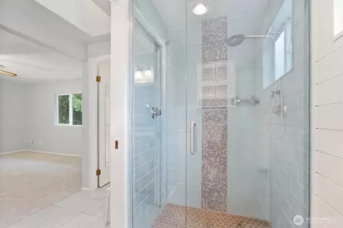 Bath - 2608 184th Pl SE, Bothell, WA 98012 photo 2 of 4