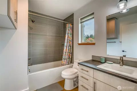 Bath - 429 Pine St #C, Eastsound, WA 98245 photo 2 of 2