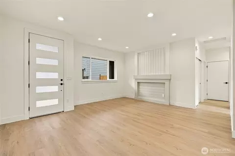 Living - 5513 Fleming St #C, Everett, WA 98203 photo 1 of 2