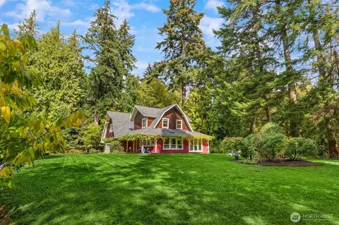 8453 Ferncliff Ave NE, Bainbridge Island, WA 98110