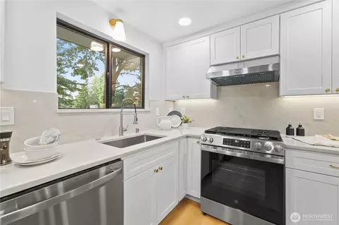 Kitchen - 633 221st St SW, Bothell, WA 98021 photo 5 of 7