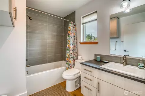 Bath - 429 Pine St #B, Eastsound, WA 98245 photo 2 of 2
