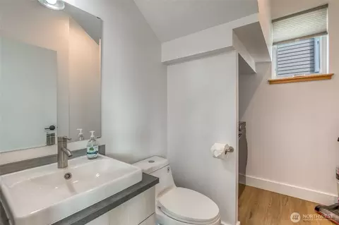 Bath - 429 Pine St #B, Eastsound, WA 98245 photo 1 of 2