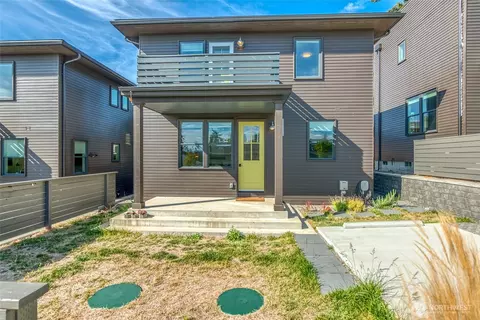 Exterior - 429 Pine St #B, Eastsound, WA 98245 photo 2 of 8