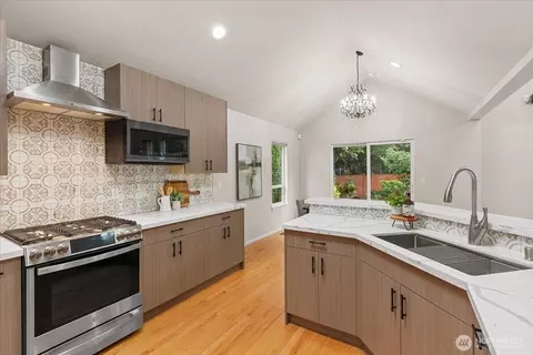 Kitchen - 17405 33rd Dr SE, Bothell, WA 98012 photo 3 of 4