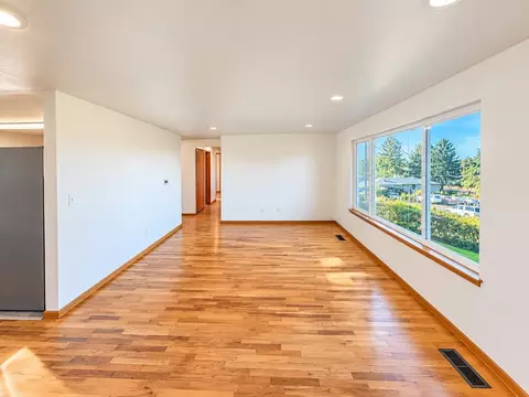 Living - 208 E Hillside Dr, Warden, WA 98857 photo 4 of 5