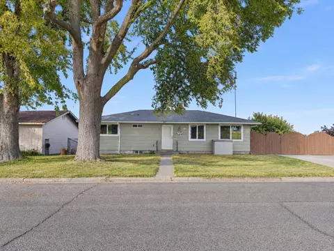 Exterior - 208 E Hillside Dr, Warden, WA 98857 photo 1 of 8