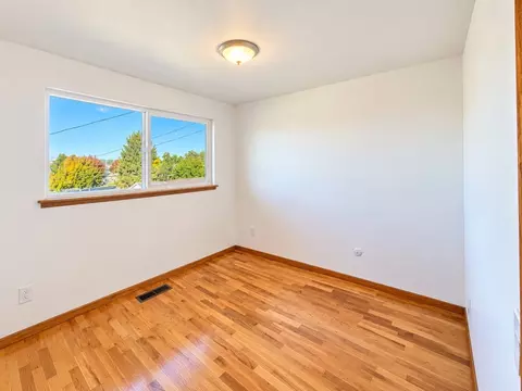 Bedroom - 208 E Hillside Dr, Warden, WA 98857 photo 2 of 2