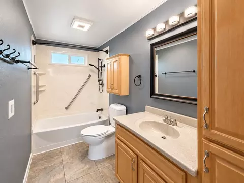 Bath - 208 E Hillside Dr, Warden, WA 98857 photo 2 of 2